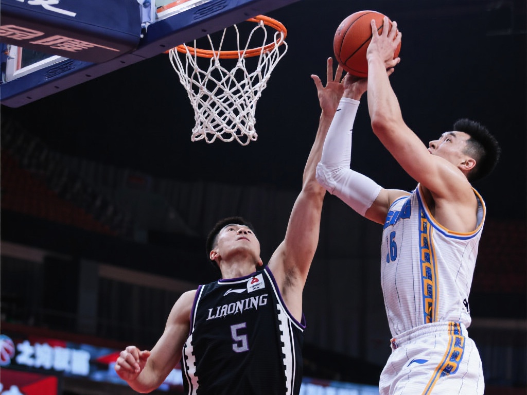 周琦盛赞队友:9个前场篮板!艾特翟晓川展现实力 这样的表现并非偶然,而是源于运动员长时间